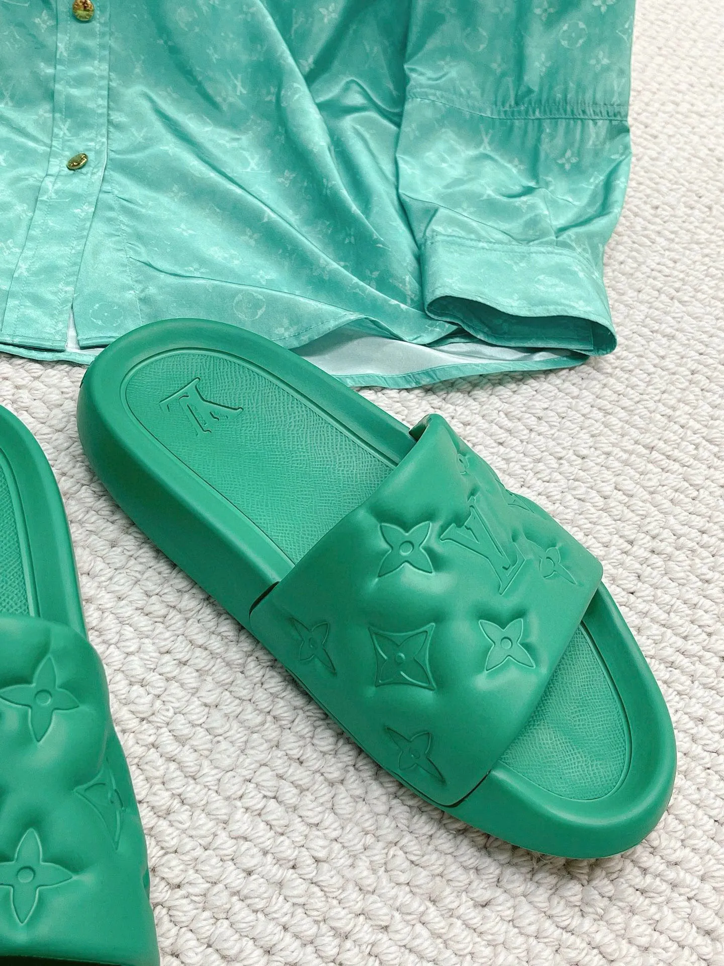 Factory price: 260💰【𝐋𝐕 Slippers】▪️Shoe size: Men's 38-45 ▪️Packaging: Counter top quality~original packaging 𝟐𝟎𝟐3 Louis Vuitton counter's new embossed slippers, L's monogram embossed slippers, Waterfront sandals are back, the upper buckle is embossed with LV's iconic Monogram pattern. Made of waterproof rubber with a comfortable and resilient insole. The lightweight, flexible outsole is embossed with the Louis Vuitton logo. ▪️Fabric: Original molded rubber foam surface ▪️Technology: embossed logo ▪️Sole: Original molded rubber foam outsole ▪️Sole thickness: 3CM.